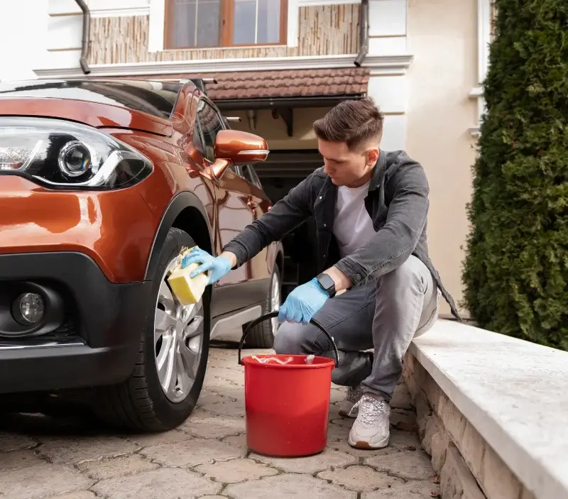 Lavage auto à domicile Crucey-Villages : professionnel intervenant sur un véhicule